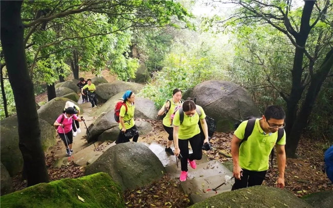 博皓人穩健的步伐，燦爛的笑容，同心徒步