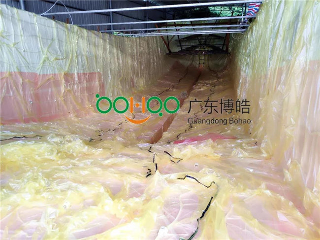 完成鋪層后，用真空袋覆蓋好