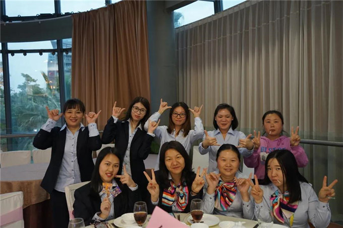 博皓家人們歡聚一堂，把酒言歡，開懷暢飲-3