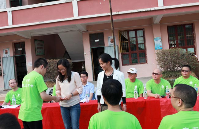 廣州博皓復(fù)合材料有限公司參加2014廣東江西商會捐資助學(xué)上猶行活動(dòng)