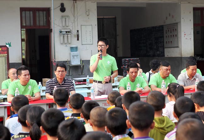 廣州博皓復(fù)合材料有限公司參加2014廣東江西商會捐資助學(xué)上猶行活動(dòng)