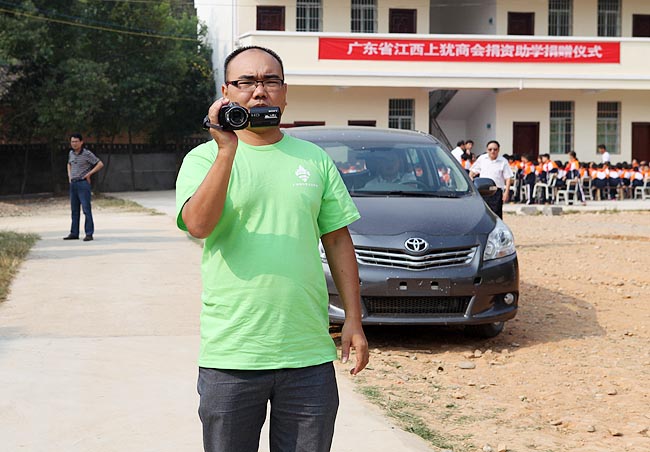 廣州博皓復(fù)合材料有限公司參加2014廣東江西商會捐資助學(xué)上猶行活動(dòng)