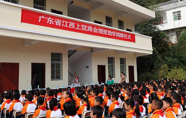 廣州博皓復(fù)合材料有限公司參加2014廣東江西商會捐資助學(xué)上猶行活動(dòng)